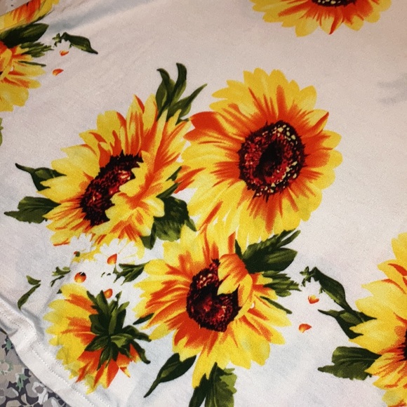 Women’s Korsis Sunflower Fit & Flare Short Sleeve Dress with pockets - Picture 2 of 4